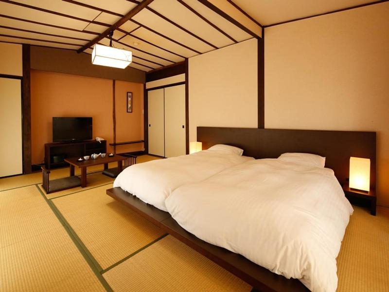 源泉掛け流しの宿albergo湯楽 Yugawara Buitenkant foto