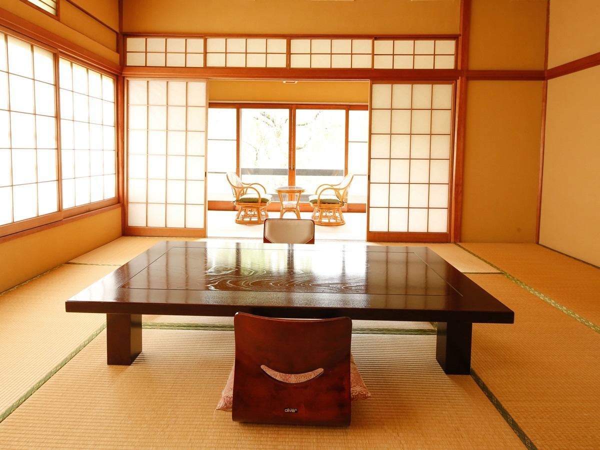 源泉掛け流しの宿albergo湯楽 Yugawara Buitenkant foto