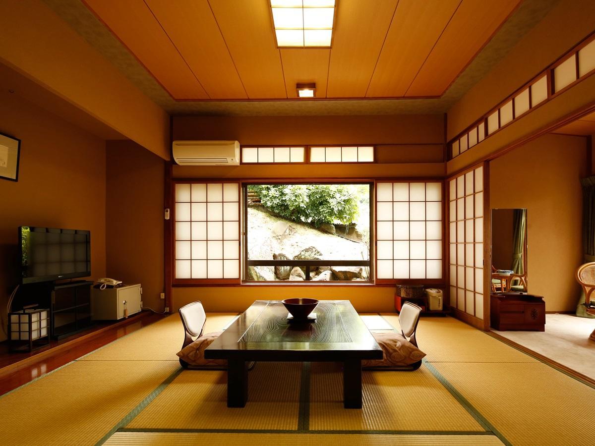 源泉掛け流しの宿albergo湯楽 Yugawara Buitenkant foto