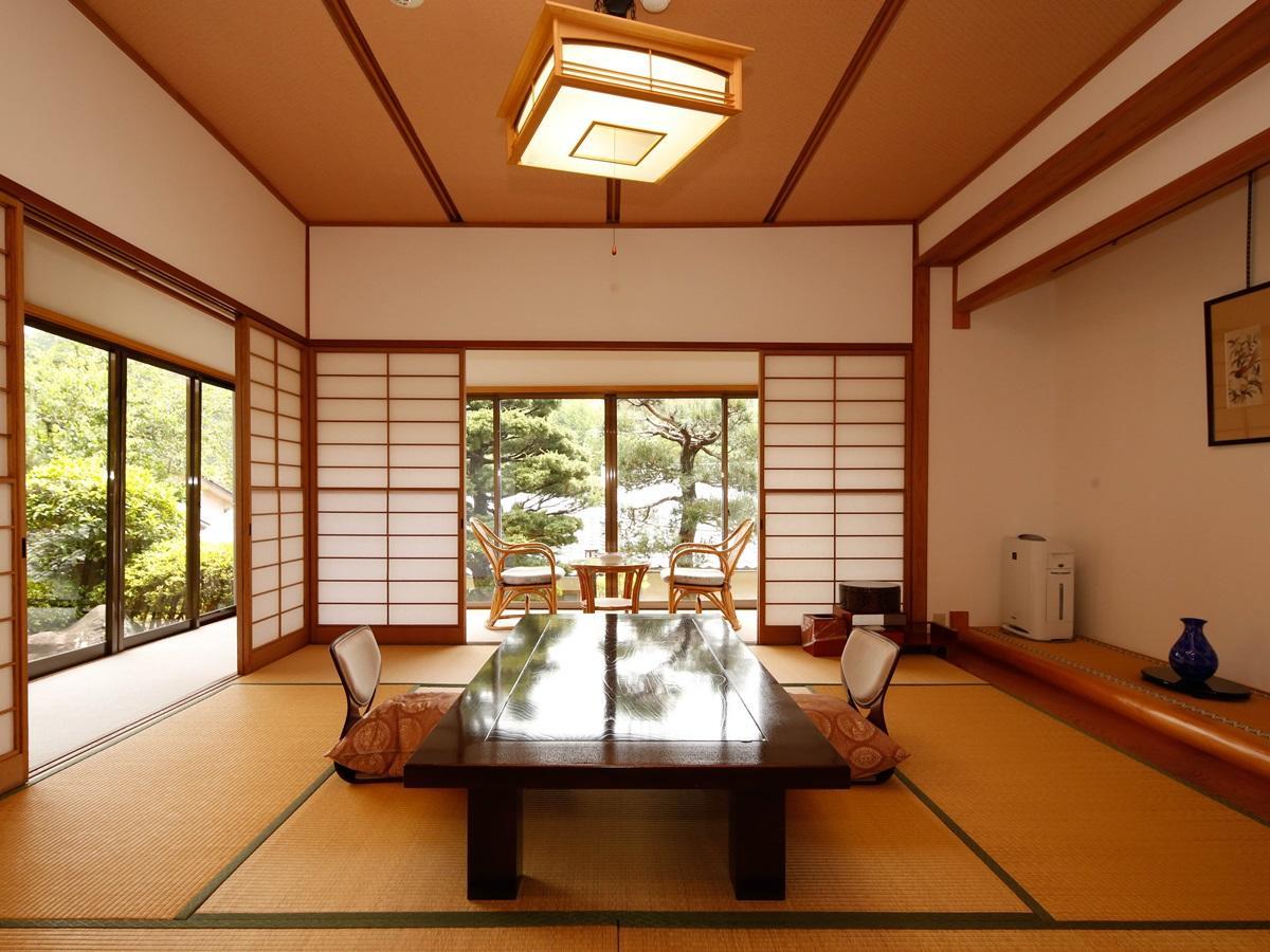 源泉掛け流しの宿albergo湯楽 Yugawara Buitenkant foto