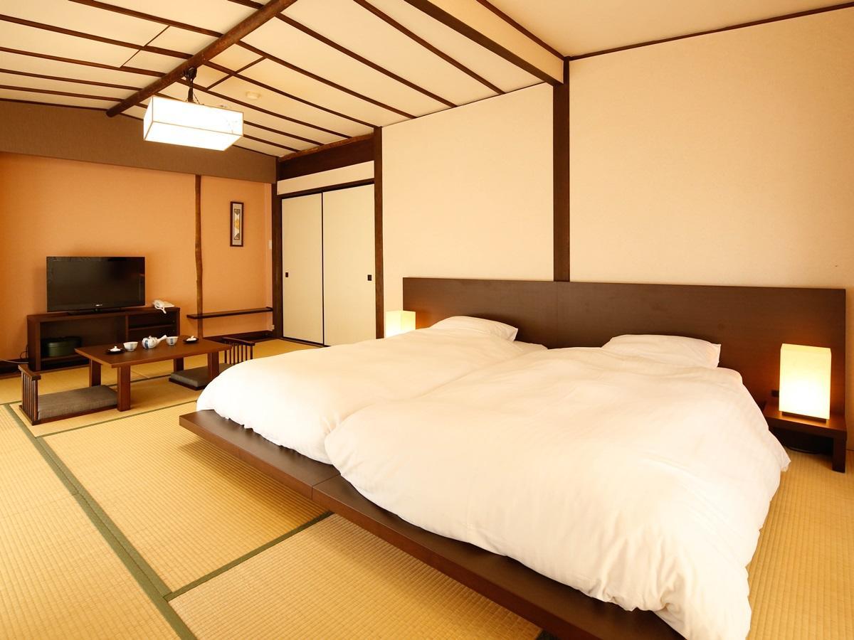 源泉掛け流しの宿albergo湯楽 Yugawara Buitenkant foto
